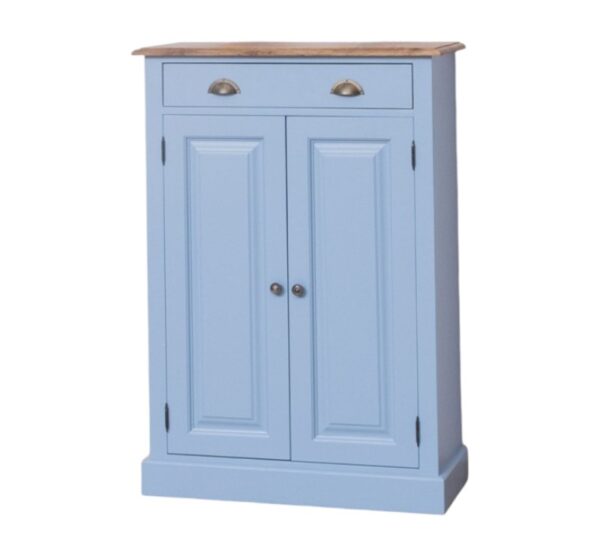 Landelijke schoenenkast met één grote lade en twee deurtjes. Gemaakt van massief hout eiken in de kleur licht blauw en naturel eiken blad. De kast kan op verschillende manieren geverfd worden in verschillende kleuren en kan op maat gemaakt worden. Villa Laura