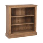 Landelijk bureaukastje met drie verstelbare open vakken. Gemaakt van massief eiken hout in de kleur natuurlijk warm bruin eiken hout. Het meubel kan op verschillende manieren geverfd worden in verschillende kleuren en kan op maat gemaakt worden. Villa Laura