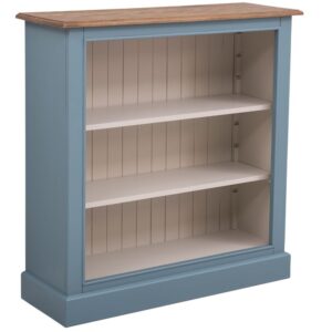 Landelijk bureaukastje met drie verstelbare open vakken. Gemaakt van massief eiken hout in de kleur zand, beige met blauw. Het meubel kan op verschillende manieren geverfd worden in verschillende kleuren en kan op maat gemaakt worden. Villa Laura
