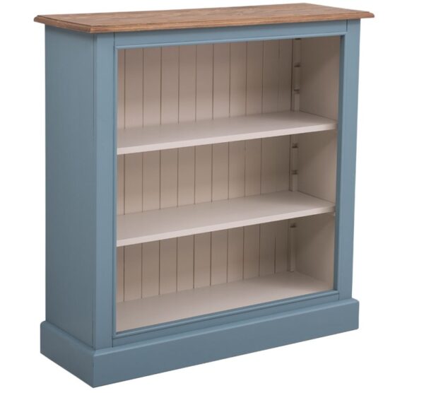 Landelijk bureaukastje met drie verstelbare open vakken. Gemaakt van massief eiken hout in de kleur zand, beige met blauw. Het meubel kan op verschillende manieren geverfd worden in verschillende kleuren en kan op maat gemaakt worden. Villa Laura
