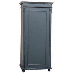 landelijk klassiek 1-deurs kledingkast/opbergkast. De kledingkast heeft een roede en een legplank erboven. Gemaakt van massief hout eiken in de kleur donker staalblauw. de kledingkast is 85 cm breed of het kan op maat gemaakt worden. Villa Laura