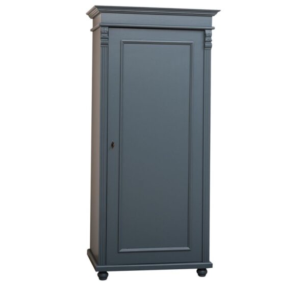 landelijk klassiek 1-deurs kledingkast/opbergkast. De kledingkast heeft een roede en een legplank erboven. Gemaakt van massief hout eiken in de kleur donker staalblauw. de kledingkast is 85 cm breed of het kan op maat gemaakt worden. Villa Laura