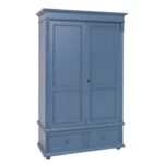 landelijk klassiek 2-deurs kledingkast/opbergkast met lades en mooie bolpoten en bloem ornamenten. de indeling is een gedeelte hang en legplanken. Gemaakt van massief hout eiken in de kleur kobalt blauw. de kledingkast is 128 lang of het kan op maat gemaakt worden. Villa Laura