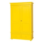 landelijk klassiek 2-deurs kledingkast/opbergkast met lades en mooie bolpoten en bloem ornamenten. de indeling is een gedeelte hang en legplanken. Gemaakt van massief hout eiken in de kleur geel. de kledingkast is 128 lang of het kan op maat gemaakt worden. Villa Laura