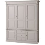 een groot landelijk klassiek 3-deurs kledingkast/opbergkast. De indeling is een gedeelte hang en legplanken, en handige laadjes Gemaakt van massief hout eiken in de kleur grijs. de kledingkast is 176 cm lang of het kan op maat gemaakt worden. Villa Laura