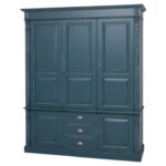 een groot landelijk klassiek 3-deurs kledingkast/opbergkast. De indeling is een gedeelte hang en legplanken, en handige laadjes Gemaakt van massief hout eiken in de kleur donker blauw vintagelook. de kledingkast is 176 cm lang of het kan op maat gemaakt worden. Villa Laura