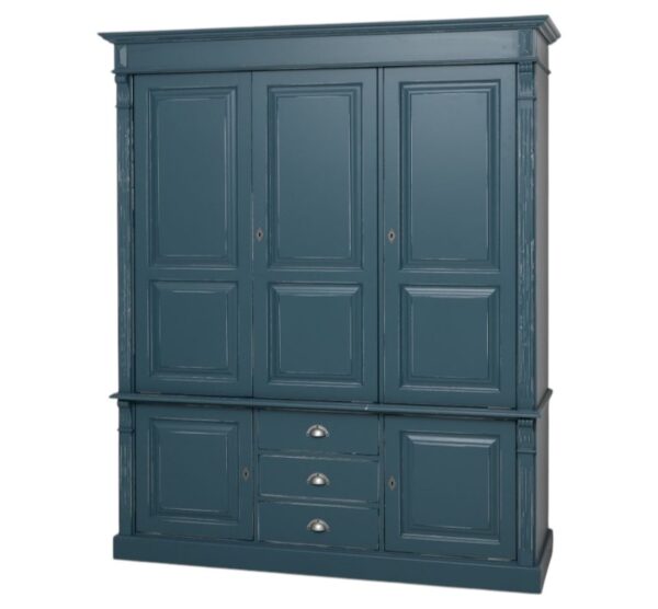 een groot landelijk klassiek 3-deurs kledingkast/opbergkast. De indeling is een gedeelte hang en legplanken, en handige laadjes Gemaakt van massief hout eiken in de kleur donker blauw vintagelook. de kledingkast is 176 cm lang of het kan op maat gemaakt worden. Villa Laura