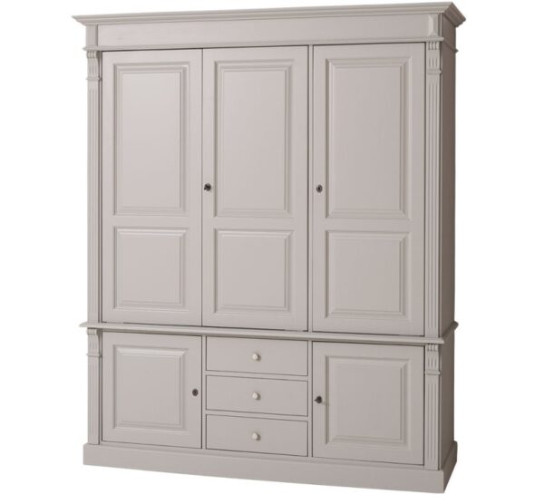 een groot landelijk klassiek 3-deurs kledingkast/opbergkast. De indeling is een gedeelte hang en legplanken, en handige laadjes Gemaakt van massief hout eiken in de kleur grijs. de kledingkast is 176 cm lang of het kan op maat gemaakt worden. Villa Laura