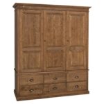 een groot landelijk klassiek 3-deurs kledingkast/opbergkast met lades. de indeling is een gedeelte hang en legplanken die verstelbaar zijn. Gemaakt van massief hout eiken in de kleur warm bruin eiken hout. Het kan op maat gemaakt worden. Villa Laura