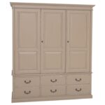 een groot klassiek landelijk klassiek 3-deurs kledingkast/opbergkast met lades. de indeling is een gedeelte hang en legplanken die verstelbaar zijn. Gemaakt van massief hout eiken in de kleur zand, beige, taupe. Het kan op maat gemaakt worden. Villa Laura