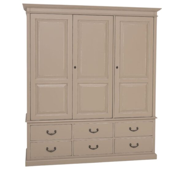 een groot klassiek landelijk klassiek 3-deurs kledingkast/opbergkast met lades. de indeling is een gedeelte hang en legplanken die verstelbaar zijn. Gemaakt van massief hout eiken in de kleur zand, beige, taupe. Het kan op maat gemaakt worden. Villa Laura