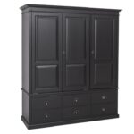 een groot landelijk klassiek 3-deurs kledingkast/opbergkast met lades. de indeling is een gedeelte hang en legplanken die verstelbaar zijn. Gemaakt van massief hout eiken in de kleur zwart. Het kan op maat gemaakt worden. Villa Laura