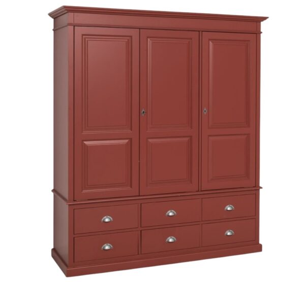een groot landelijk klassiek 3-deurs kledingkast/opbergkast met lades. de indeling is een gedeelte hang en legplanken die verstelbaar zijn. Gemaakt van massief hout eiken in de kleur bordeaux rood. Het kan op maat gemaakt worden. Villa Laura