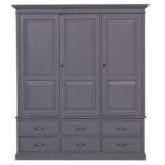 een groot landelijk klassiek 3-deurs kledingkast/opbergkast met lades. de indeling is een gedeelte hang en legplanken die verstelbaar zijn. Gemaakt van massief hout eiken in de kleur grijs blauw, antraciet. Het kan op maat gemaakt worden. Villa Laura