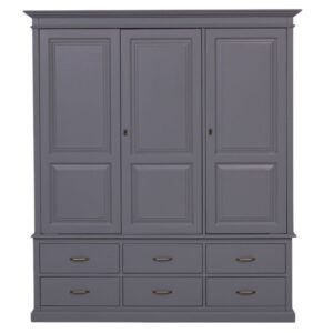 een groot landelijk klassiek 3-deurs kledingkast/opbergkast met lades. de indeling is een gedeelte hang en legplanken die verstelbaar zijn. Gemaakt van massief hout eiken in de kleur grijs blauw, antraciet. Het kan op maat gemaakt worden. Villa Laura