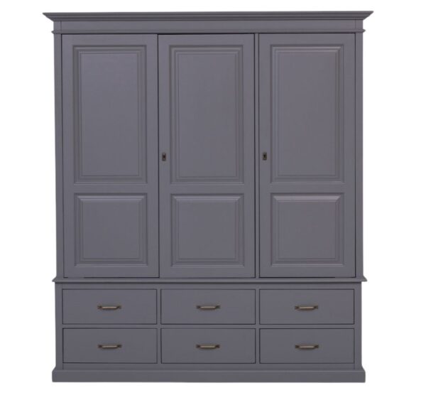 een groot landelijk klassiek 3-deurs kledingkast/opbergkast met lades. de indeling is een gedeelte hang en legplanken die verstelbaar zijn. Gemaakt van massief hout eiken in de kleur grijs blauw, antraciet. Het kan op maat gemaakt worden. Villa Laura