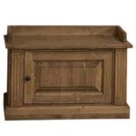 Landelijk schoenbankje met één deurtje voor opbergruimte. Gemaakt van massief eiken hout in de kleur naturel. Het bankje kan op verschillende manieren geverfd worden in verschillende kleuren en kan op maat gemaakt worden. Villa Laura