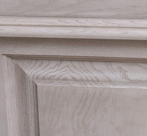 Landelijke spiegel met houten lijst. Gemaakt van massief eiken hout in de kleur beige. Het meubel kan op verschillende manieren geverfd worden in verschillende kleuren en kan op maat gemaakt worden. Villa Laura