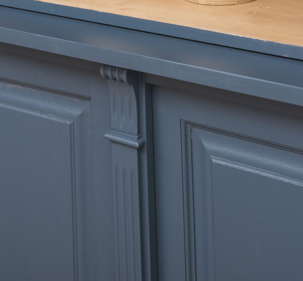 landelijk klassieke boekenkast met deuren. De planken in de kast zijn verstelbaar. Gemaakt van massief hout eiken in de kleur donker blauw en binnenkant licht eiken. Het kan op maat gemaakt worden. Villa Laura