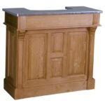 Landelijke bar met vier vakken en vier lades. Gemaakt van massief eiken hout in de kleur wax finish naturel met zinken ijzeren blad. Het meubel kan op verschillende manieren geverfd worden in verschillende kleuren en kan op maat gemaakt worden. Villa Laura