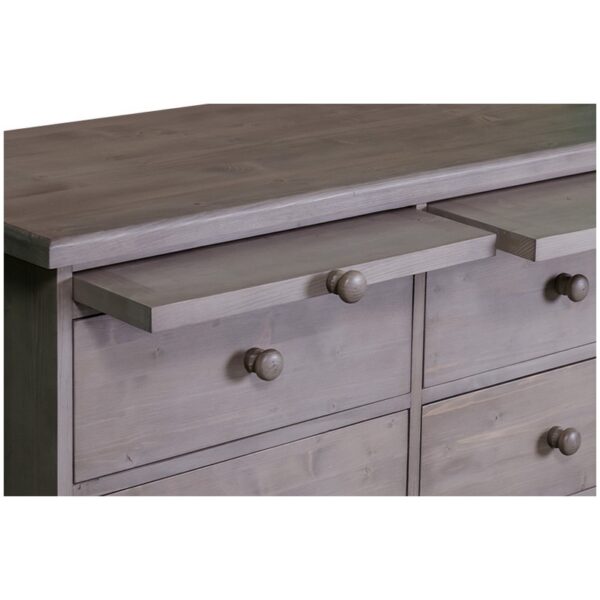 Landelijke ladekast met 9 grote lades en 3 uitschuifbare planken. Gemaakt van massief eiken hout in de kleur wax finish grijs. Het meubel kan op verschillende manieren geverfd worden in verschillende kleuren en kan op maat gemaakt worden. Villa Laura
