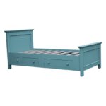 Landelijke, klassieke, extravagante houten eenpersoons bed met twee lades. Gemaakt van massief hout eiken in de kleur donker petrol. Het bed kan op verschillende manieren geverfd worden in verschillende kleuren en kan op maat gemaakt worden. Villa Laura