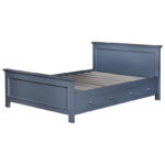 Landelijke, klassieke, extravagante houten tweepersoons bed met twee lades. Gemaakt van massief hout eiken in de kleur donkergrijs. Het bed kan op verschillende manieren geverfd worden in verschillende kleuren en kan op maat gemaakt worden. Villa Laura