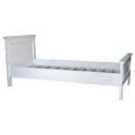 Landelijke, klassieke, extravagante houten eenpersoons bed met twee lades. Gemaakt van massief hout eiken in de kleur wit. Het bed kan op verschillende manieren geverfd worden in verschillende kleuren en kan op maat gemaakt worden. Villa Laura