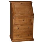 Landelijke secretaire met verschillende formaten vakken. Gemaakt van massief eiken hout in de kleur naturel. Het meubel kan op verschillende manieren geverfd worden in verschillende kleuren en kan op maat gemaakt worden. Villa Laura