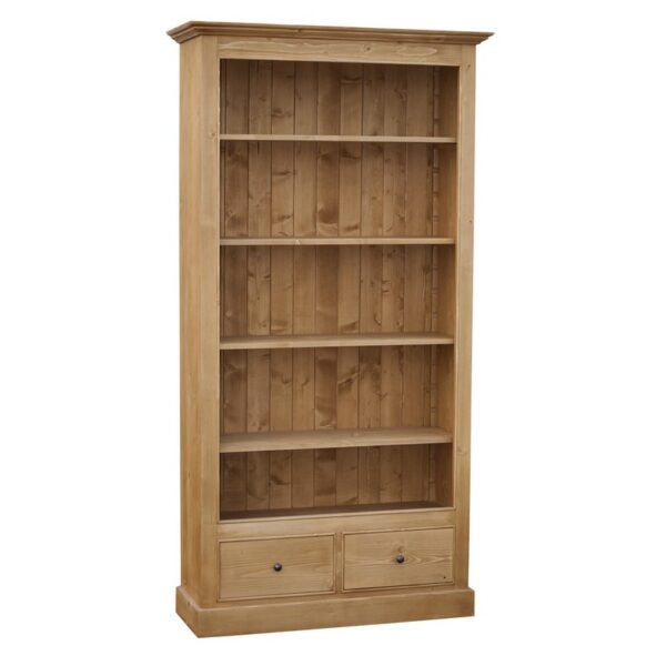 Landelijke boekenkast met vijf open vakken en twee lades. Gemaakt van massief eiken hout in de kleur naturel. Het meubel kan op verschillende manieren geverfd worden in verschillende kleuren en kan op maat gemaakt worden. Villa Laura