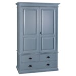 landelijke klassieke kledingkast met lades en 2 deuren. de kledingkast heeft een gedeelte hang en legplanken. Gemaakt van massief hout eiken in de kleur blauw. Het kan op maat gemaakt worden. Villa Laura