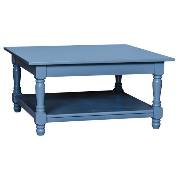 Landelijke, klassieke, extravagante vierkante salontafel met onderblad. Gemaakt van massief hout eiken in de kleur blauw. De salontafel kan op verschillende manieren geverfd worden in verschillende kleuren en kan op maat gemaakt worden. Villa Laura