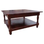 Landelijke, klassieke, extravagante vierkante salontafel met onderblad. Gemaakt van massief hout eiken in de kleur donkerbruin eiken. De salontafel kan op verschillende manieren geverfd worden in verschillende kleuren en kan op maat gemaakt worden. Villa Laura