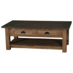 Landelijke, klassieke, extravagante houten salontafel met onderblad en twee lades met een komgreep. Gemaakt van massief hout eiken in de kleur wax finish naturel met een donkerbruin blad. De salontafel kan op verschillende manieren geverfd worden in verschillende kleuren en kan op maat gemaakt worden. Villa Laura