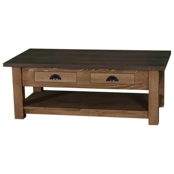 Landelijke, klassieke, extravagante houten salontafel met onderblad en twee lades met een komgreep. Gemaakt van massief hout eiken in de kleur wax finish naturel met een donkerbruin blad. De salontafel kan op verschillende manieren geverfd worden in verschillende kleuren en kan op maat gemaakt worden. Villa Laura