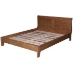 Landelijke, klassieke, extravagante houten tweepersoons bed met laag voeteneinde. Gemaakt van massief hout eiken in de kleur wax finish walnoot. Het bed kan op verschillende manieren geverfd worden in verschillende kleuren en kan op maat gemaakt worden. Villa Laura