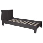 Landelijke, klassieke, extravagante houten eenpersoons bed met laag voeteneinde. Gemaakt van massief hout eiken in de kleur zwartbruin. Het bed kan op verschillende manieren geverfd worden in verschillende kleuren en kan op maat gemaakt worden. Villa Laura