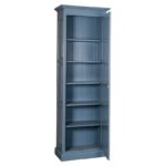 Landelijke opbergkast/wandkast met een grote dichte deur. Gemaakt van massief eiken hout in de kleur blauw. Het meubel kan op verschillende manieren geverfd worden in verschillende kleuren en kan op maat gemaakt worden. Villa Laura