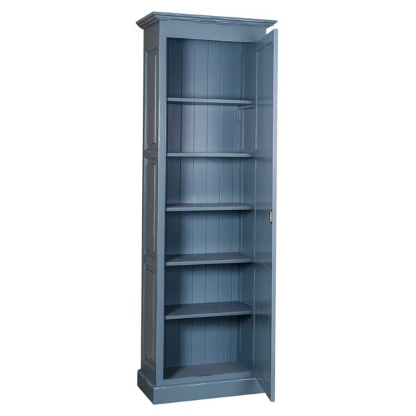 Landelijke opbergkast/wandkast met een grote dichte deur. Gemaakt van massief eiken hout in de kleur blauw. Het meubel kan op verschillende manieren geverfd worden in verschillende kleuren en kan op maat gemaakt worden. Villa Laura
