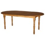 Landelijke ovale uitschuifbare tafel met klassieke poten die op maat gemaakt kan worden. De tafel is in de kleur grenen warm bruin. Villa Laura