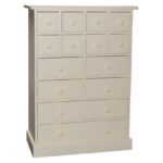 Landelijke hoge ladekast met veertien lades in verschillende formaten voor opbergruimte. Gemaakt van massief eiken hout in de kleur licht beige. Het meubel kan op verschillende manieren geverfd worden in verschillende kleuren en kan op maat gemaakt worden. Villa Laura