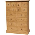 Landelijke hoge ladekast met veertien lades in verschillende formaten voor opbergruimte. Gemaakt van massief eiken hout in de kleur naturel. Het meubel kan op verschillende manieren geverfd worden in verschillende kleuren en kan op maat gemaakt worden. Villa Laura