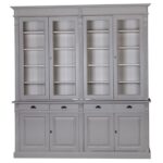landelijk klassieke bibliotheekkast met lades en deuren. de planken in de kast zijn verstelbaar. Gemaakt van massief hout eiken in de kleur zand, beige, grijs. Het kan op maat gemaakt worden. Villa Laura