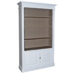 Landelijke klassiek met ornamenten boekenkast met vier grote open vakken en twee deurtjes. Gemaakt van massief eiken hout in de kleur wit met bruine binnenkant. Het meubel kan op verschillende manieren geverfd worden in verschillende kleuren en kan op maat gemaakt worden. Villa Laura