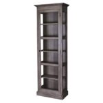 Landelijke boekenkast met zes vakken met lange deur met glas. Gemaakt van massief eiken hout in de kleur eiken bruin. Het meubel kan op verschillende manieren geverfd worden in verschillende kleuren en kan op maat gemaakt worden. Villa Laura