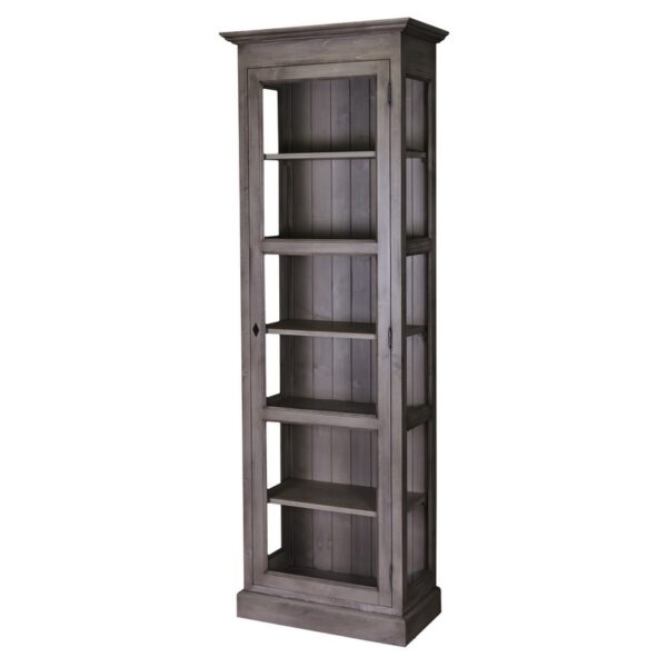 Landelijke boekenkast met zes vakken met lange deur met glas. Gemaakt van massief eiken hout in de kleur eiken bruin. Het meubel kan op verschillende manieren geverfd worden in verschillende kleuren en kan op maat gemaakt worden. Villa Laura
