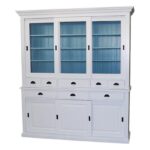 Landelijke buffetkast met schuifdeuren en lades. Gemaakt van massief eiken hout in de kleur wit met blauw. Het meubel kan op verschillende manieren geverfd worden in verschillende kleuren en kan op maat gemaakt worden. Villa Laura