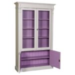 Landelijke buffetkast met 2 kleine dichte deuren en 2 grote glazen deuren. Gemaakt van massief eiken hout in de kleur beige met roze. Het meubel kan op verschillende manieren geverfd worden in verschillende kleuren en kan op maat gemaakt worden. Villa Laura