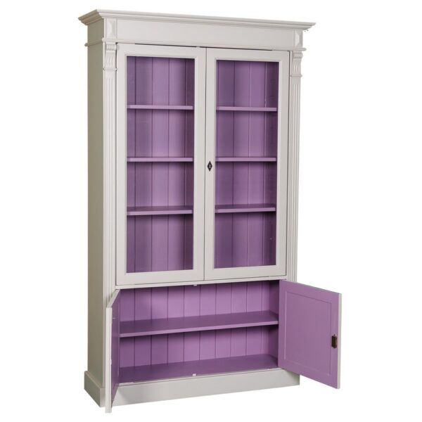 Landelijke buffetkast met 2 kleine dichte deuren en 2 grote glazen deuren. Gemaakt van massief eiken hout in de kleur beige met roze. Het meubel kan op verschillende manieren geverfd worden in verschillende kleuren en kan op maat gemaakt worden. Villa Laura