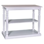Landelijke side table met drie lagen en sierlijke poten. Gemaakt van massief eiken hout in de kleur lichtgrijs. Het meubel kan op verschillende manieren geverfd worden in verschillende kleuren en kan op maat gemaakt worden. Villa Laura